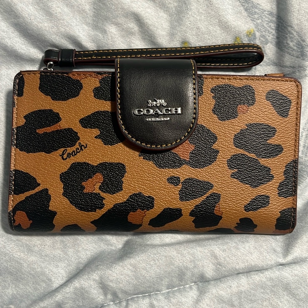 Brand new Women’s coach wallet with wristlet handle
